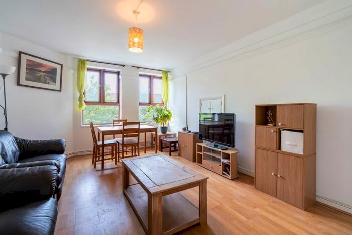2 Bedroom Flat To Rent In New Park Road, London, SW2