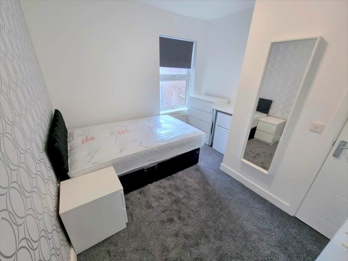 1 Bedroom Studio To Rent In Ashburnham Road, Rm, Luton, Bedfordshire, LU1