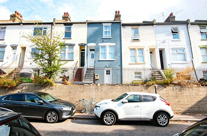 5 Bedroom Terraced House For Sale In Upper Luton Road, Chatham, ME5
