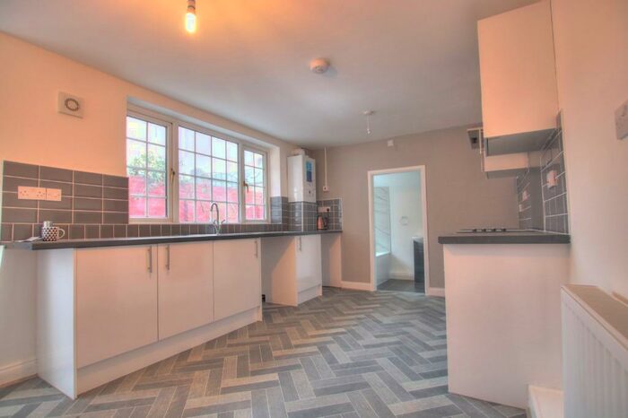 5 Bedroom Town House To Rent In Tunstall Terrace, Sunderland, SR2