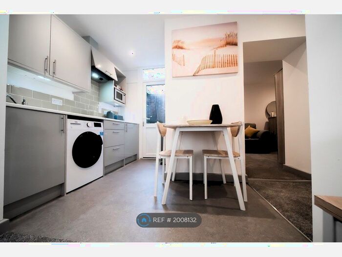 1 Bedroom Flat To Rent In Market Street, Kingswinford, DY6