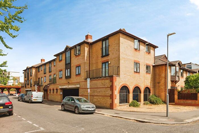 2 Bedroom Flat To Rent In St James Place, Hardman Road, Kingston, KT2
