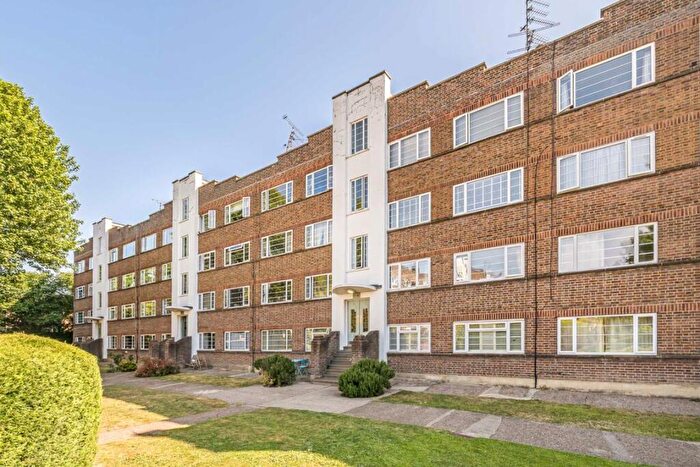 2 Bedroom Flat For Sale In Park Road, Hampton Wick, KT1