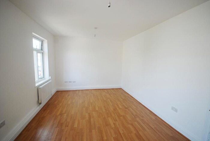 3 Bedroom Flat To Rent In Bilton Road, Perivale, Greenford, UB6