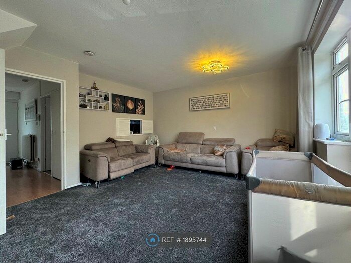 2 Bedroom Flat To Rent In Cranford Drive, Hayes, UB3