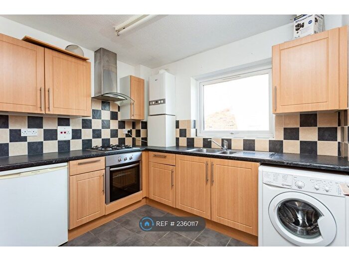 1 Bedroom Flat To Rent In Goodwin Court, London, SW19