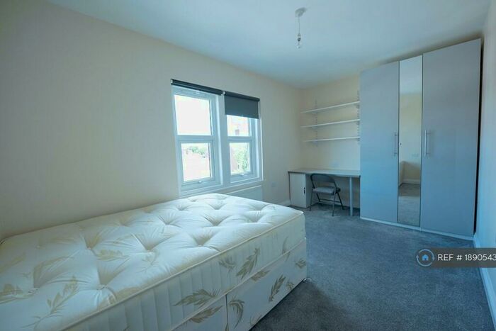 6 Bedroom Terraced House To Rent In Brighton Road, Reading, RG6