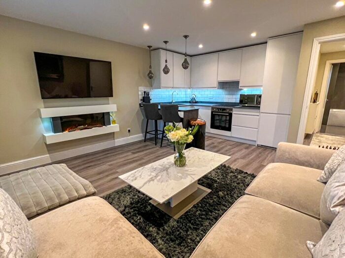 1 Bedroom Apartment For Sale In High Street, West Molesey, KT8