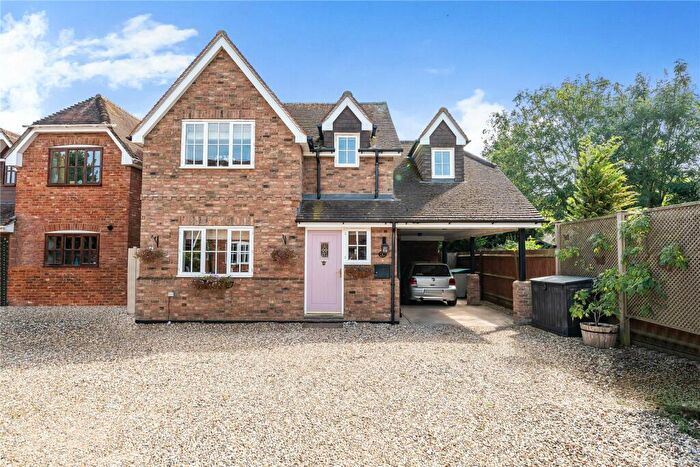 3 Bedroom Detached House For Sale In Lovegrove Gardens, The Common, Silchester, RG7