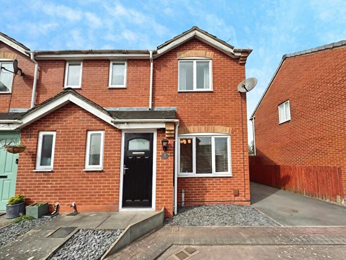 3 Bedroom Semi Detached House For Sale In May Close, Leicester, LE3