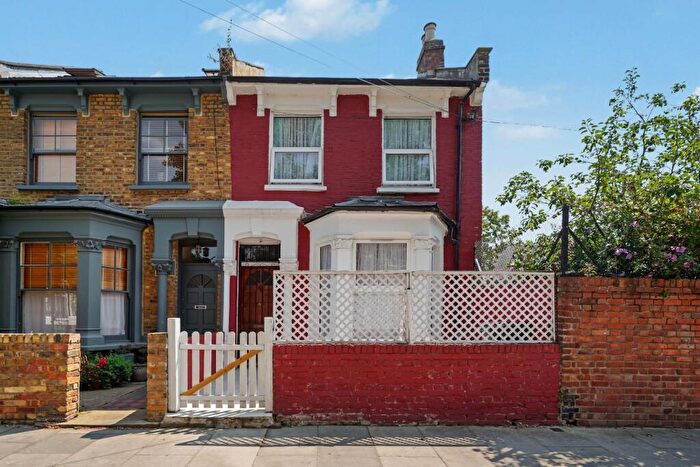 4 Bedroom Semi Detached House For Sale In Windus Walk, London, N16