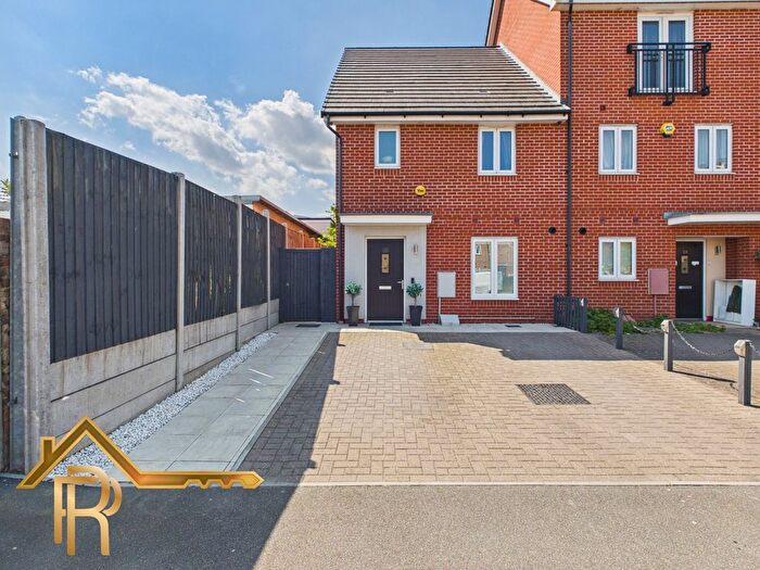3 Bedroom End Of Terrace House For Sale In Foxton Road, Grays, Essex, RM20