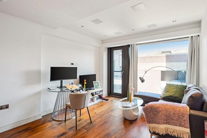 1 Bedroom Flat To Rent In Roman House, Wood Street, London, Greater London, EC2Y