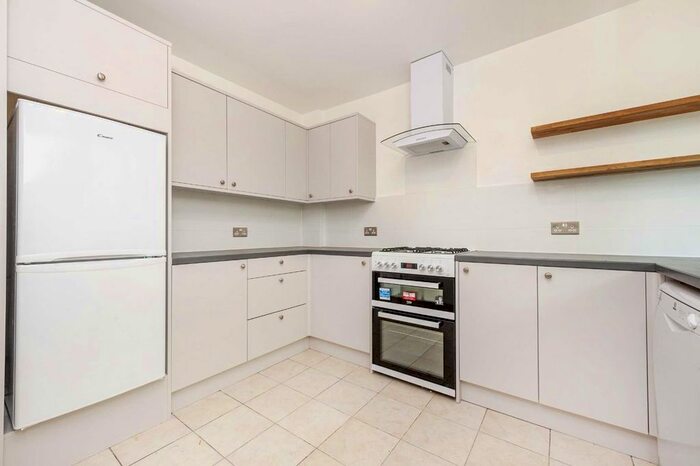 2 Bedroom Flat To Rent In Montrell Road, London, SW2