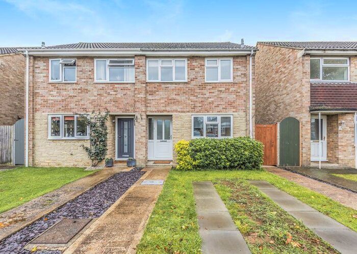 3 Bedroom Semi-Detached House To Rent In Orchard Way, Bicester, OX26