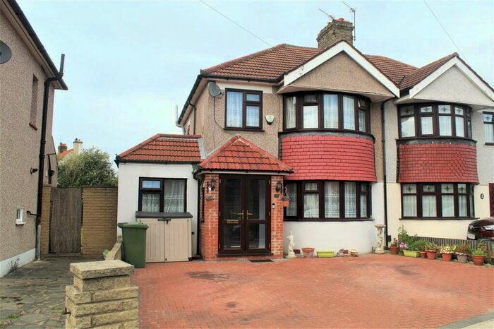 4 Bedroom Semi-Detached House To Rent In Farnham Road, Welling, Kent, DA16