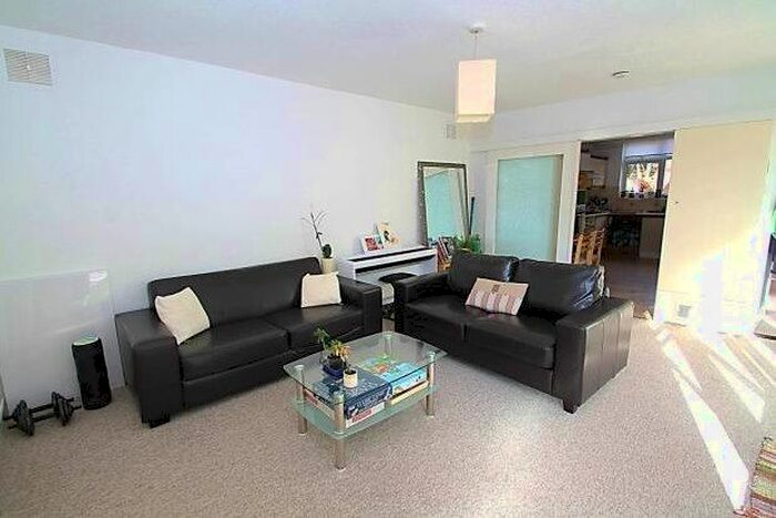 3 Bedroom Flat To Rent In Clarence Avenue, London SW4