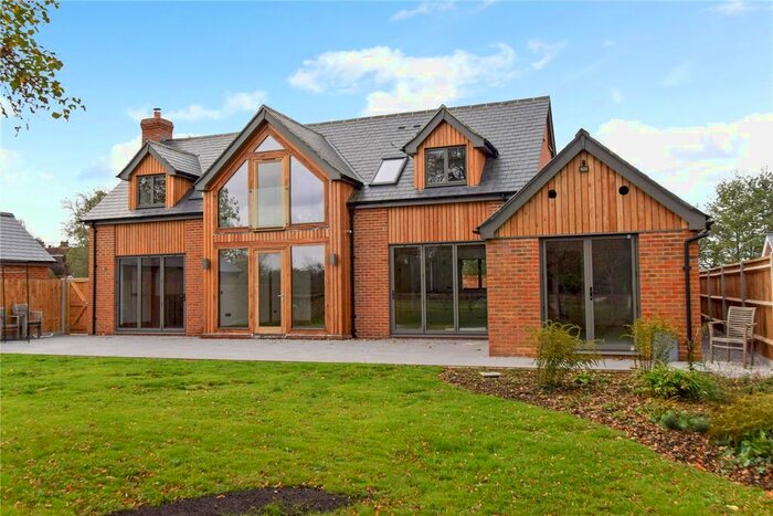 3 Bedroom Detached House To Rent In East Burnham Lane, Farnham Royal, Slough, SL2