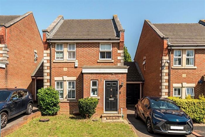 3 Bedroom Semi-Detached House For Sale In Barlow Drive, Woolwich, SE18