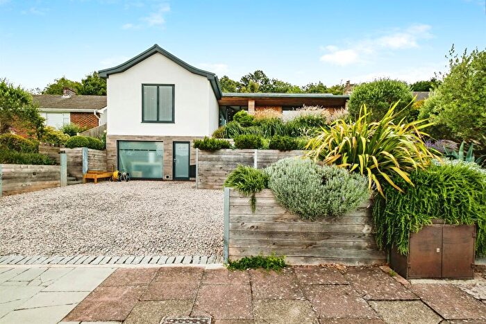 3 Bedroom Detached House For Sale In Kearsley Drive, Worthing, BN14