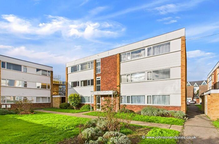 2 Bedroom Flat For Sale In Hazelbank Court, Chertsey, Surrey, KT16
