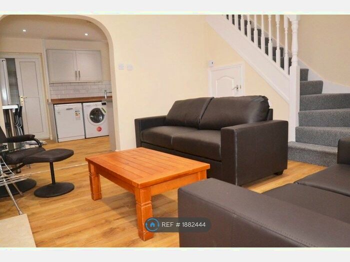 6 Bedroom Semi-Detached House To Rent In Chervil Close, Manchester, M14