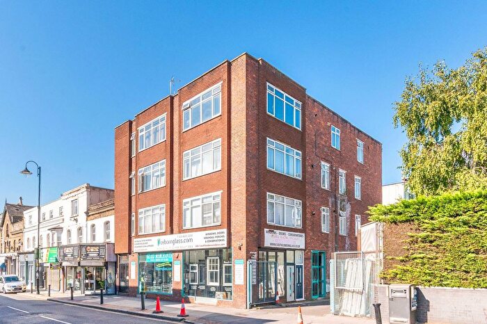 2 Bedroom Mews To Rent In High Street, Croydon, London, SE25