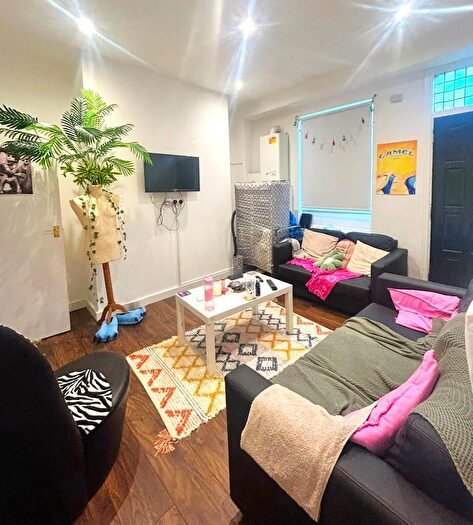 5 Bedroom Terraced House To Rent In School View, Hyde Park, Leeds, LS6