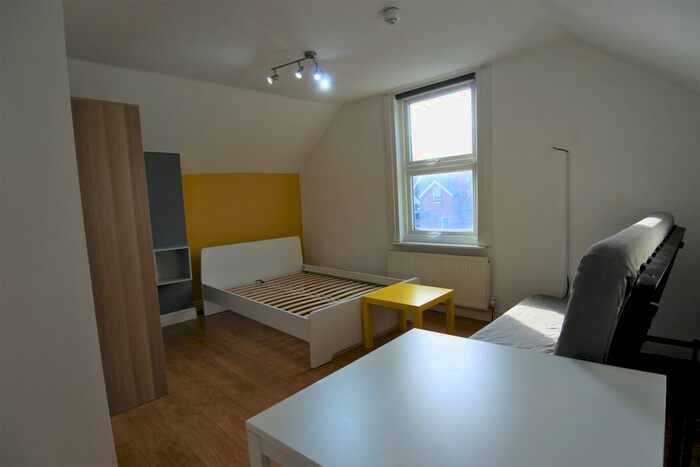 Studio To Rent In Walm Lane, Willesden Green, NW2