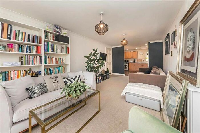 2 Bedroom Flat For Sale In Candle Street, Mile End, E1