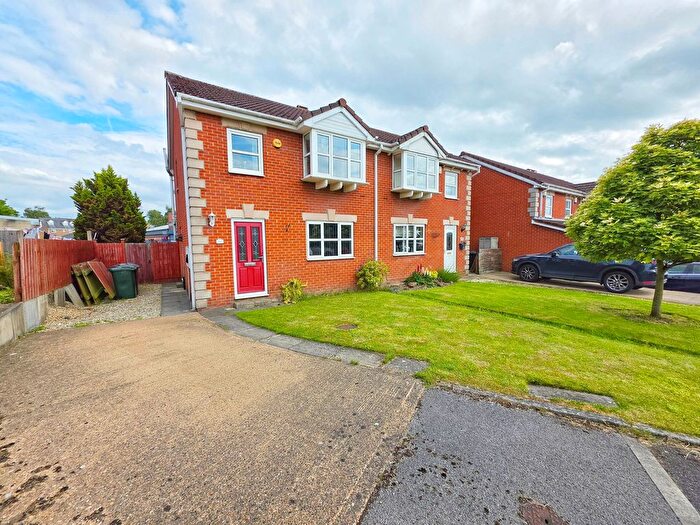 3 Bedroom Semi Detached House For Sale In Beaulieu Close, Mapplewell, Barnsley, S75