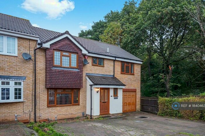 4 Bedroom Semi-Detached House To Rent In Grovedale Close, Hertsfordshire, EN7