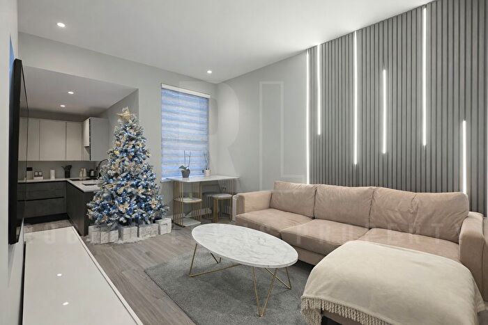 2 Bedroom Flat To Rent In Totteridge Lane, London, N20