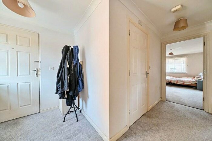 2 Bedroom Flat For Sale In Kingsoak House, Woking, Surrey, GU21