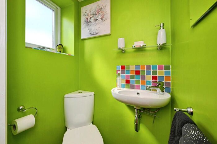 3 Bedroom End Of Terrace House For Sale In Fleming Close, Cheshunt, Waltham Cross, EN7