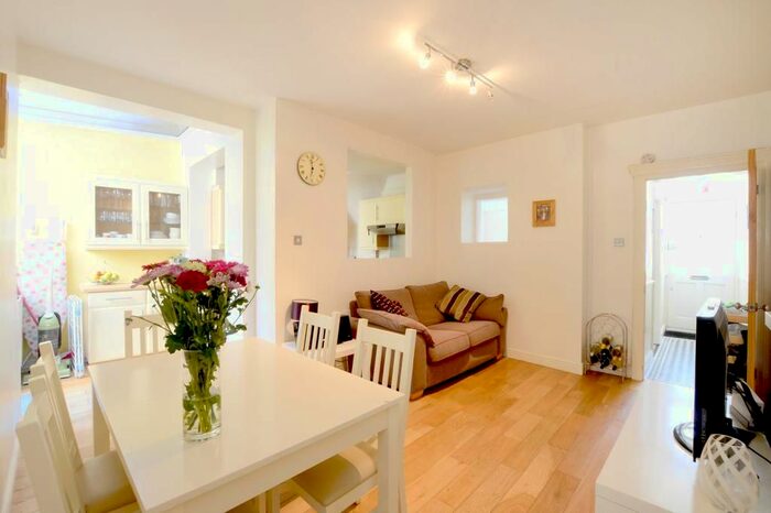 2 Bedroom Flat To Rent In Mantilla Road, London, SW17