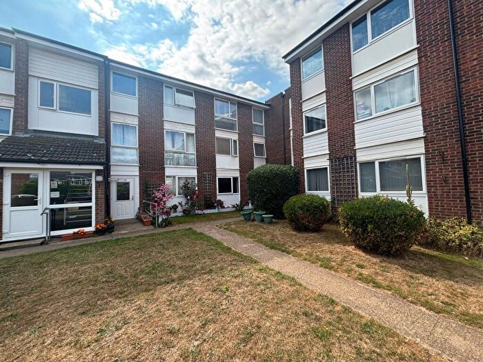 2 Bedroom Apartment To Rent In Tennyson Close, Royston, SG8