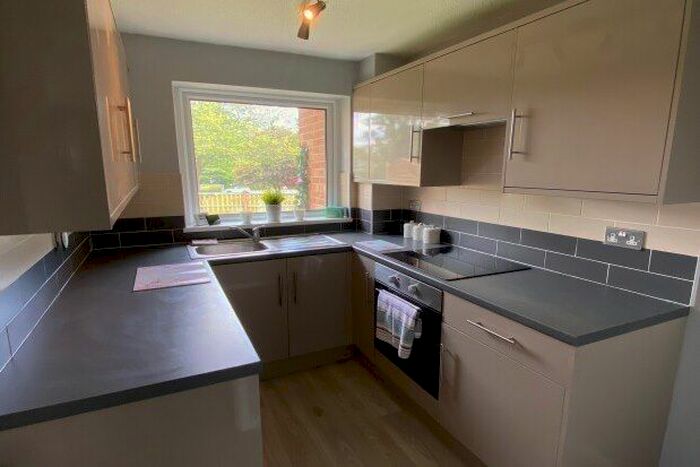 3 Bedroom Flat To Rent In Sherwood Place, Dronfield, S18