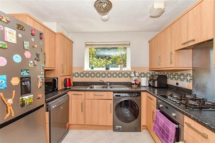 2 Bedroom Flat For Sale In Medway Road, Tunbridge Wells, Kent, TN1
