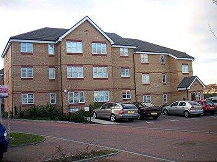 2 Bedroom Flat To Rent In Fernwood Court, Southgate, N14