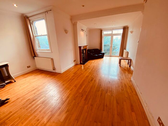 3 Bedroom Flat To Rent In Friern Park, Finchley, N12