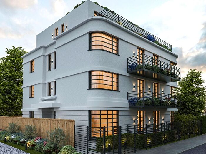 3 Bedroom Flat For Sale In Hollyfield Road, Surbiton, KT5