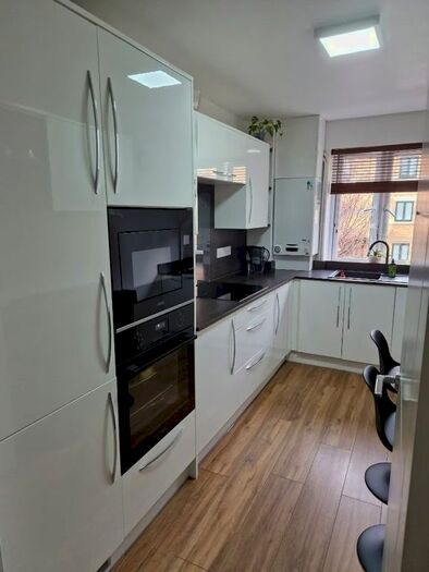 2 Bedroom Flat To Rent In Hollyway Close, Bermondsey, SE16