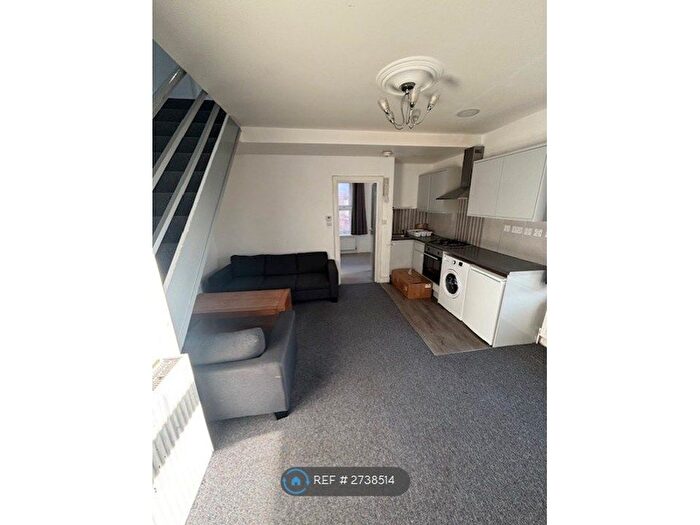 3 Bedroom Flat To Rent In Horn Lane, Acton, W3