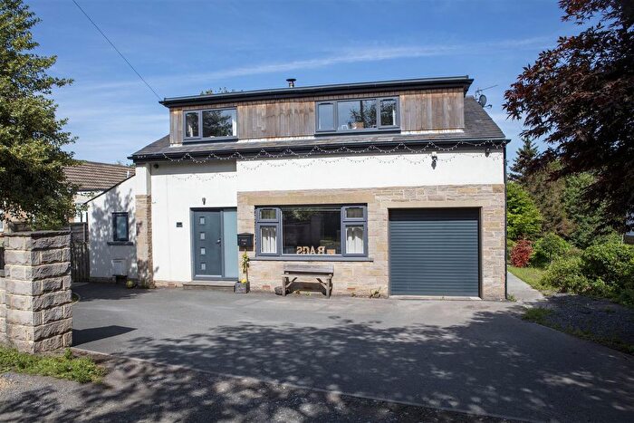 4 Bedroom Detached House For Sale In Bradford Road, Oakenshaw, Bradford, BD12