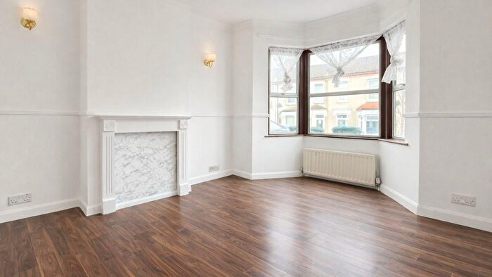 2 Bedroom Detached House To Rent In Gunning Street, London, SE18