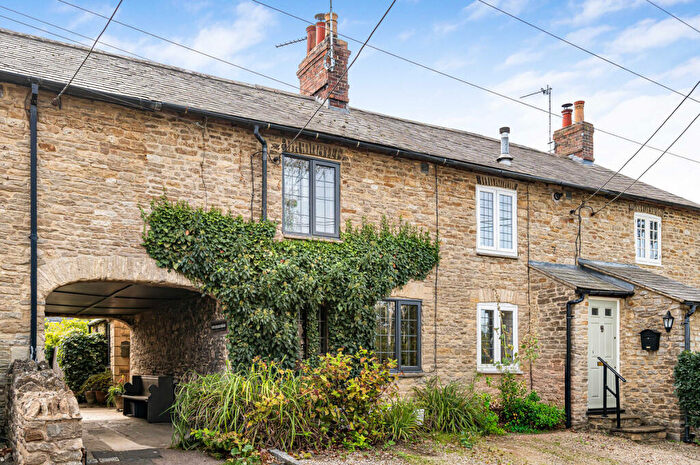 2 Bedroom Cottage For Sale In College Square, Upper Heyford, OX25