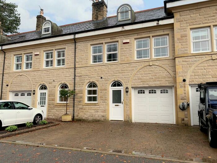 4 Bedroom House To Rent In Brodrick Drive, Ilkley, West Yorkshire, LS29