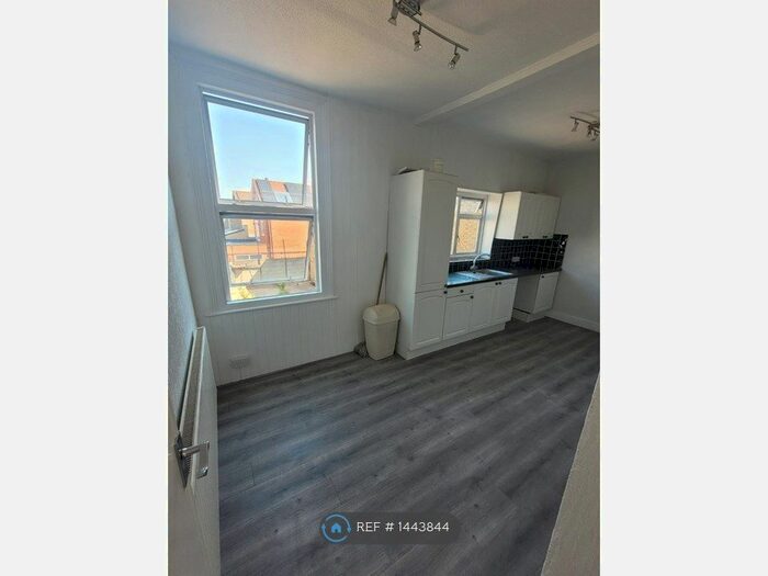 1 Bedroom Flat To Rent In London Road, Westcliff-On-Sea, SS0