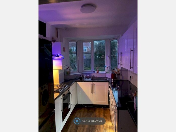 3 Bedroom Flat To Rent In Hounslow, Hounslow, TW3